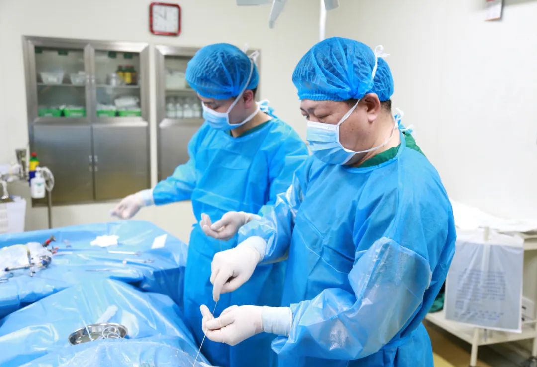 一次解决近7公分巨大结石,她说:常主任像第二个白求恩,希望他的医术名扬四海(图5) 一次解决近7公分巨大结石,她说:常主任像第二个白求恩,希望他的医术名扬四海(图5)