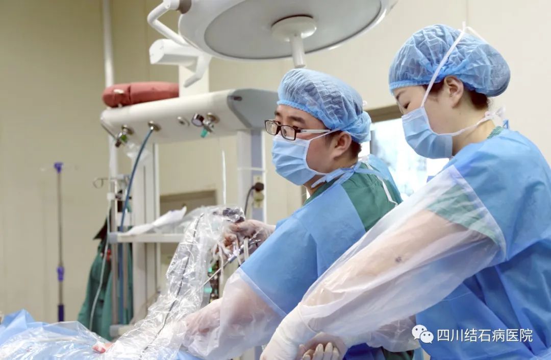 成都肾结石医院案例:单肾结石变双肾结石,肾脏险被占满!(图2) 成都肾结石医院案例:单肾结石变双肾结石,肾脏险被占满!(图2)