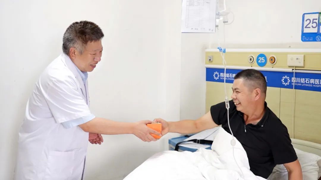 情满中秋,医患共度佳节:四川结石病医院暖心月饼送患者!(图1) 情满中秋,医患共度佳节:四川结石病医院暖心月饼送患者!(图1)
