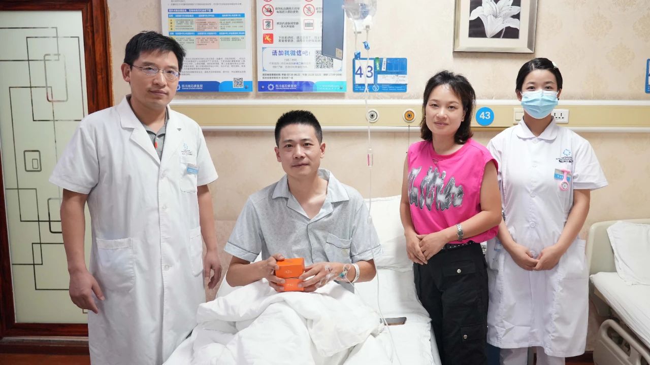 情满中秋,医患共度佳节:四川结石病医院暖心月饼送患者!(图2) 情满中秋,医患共度佳节:四川结石病医院暖心月饼送患者!(图2)