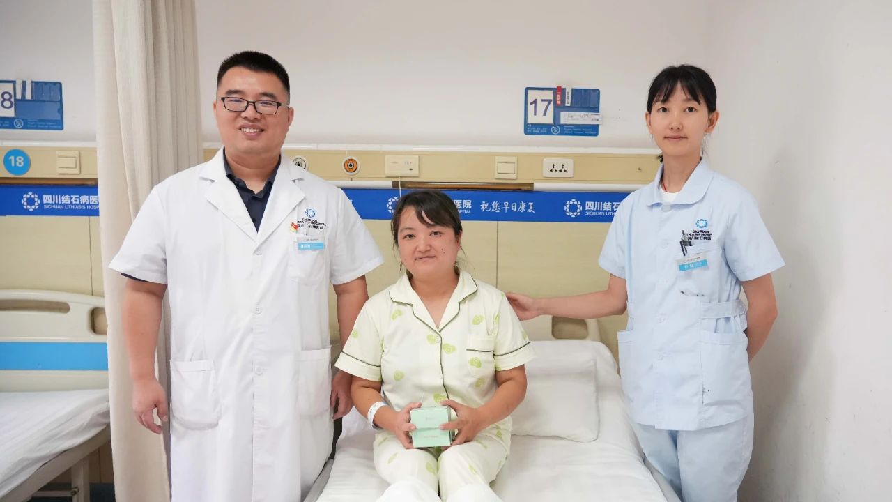 情满中秋,医患共度佳节:四川结石病医院暖心月饼送患者!(图3) 情满中秋,医患共度佳节:四川结石病医院暖心月饼送患者!(图3)