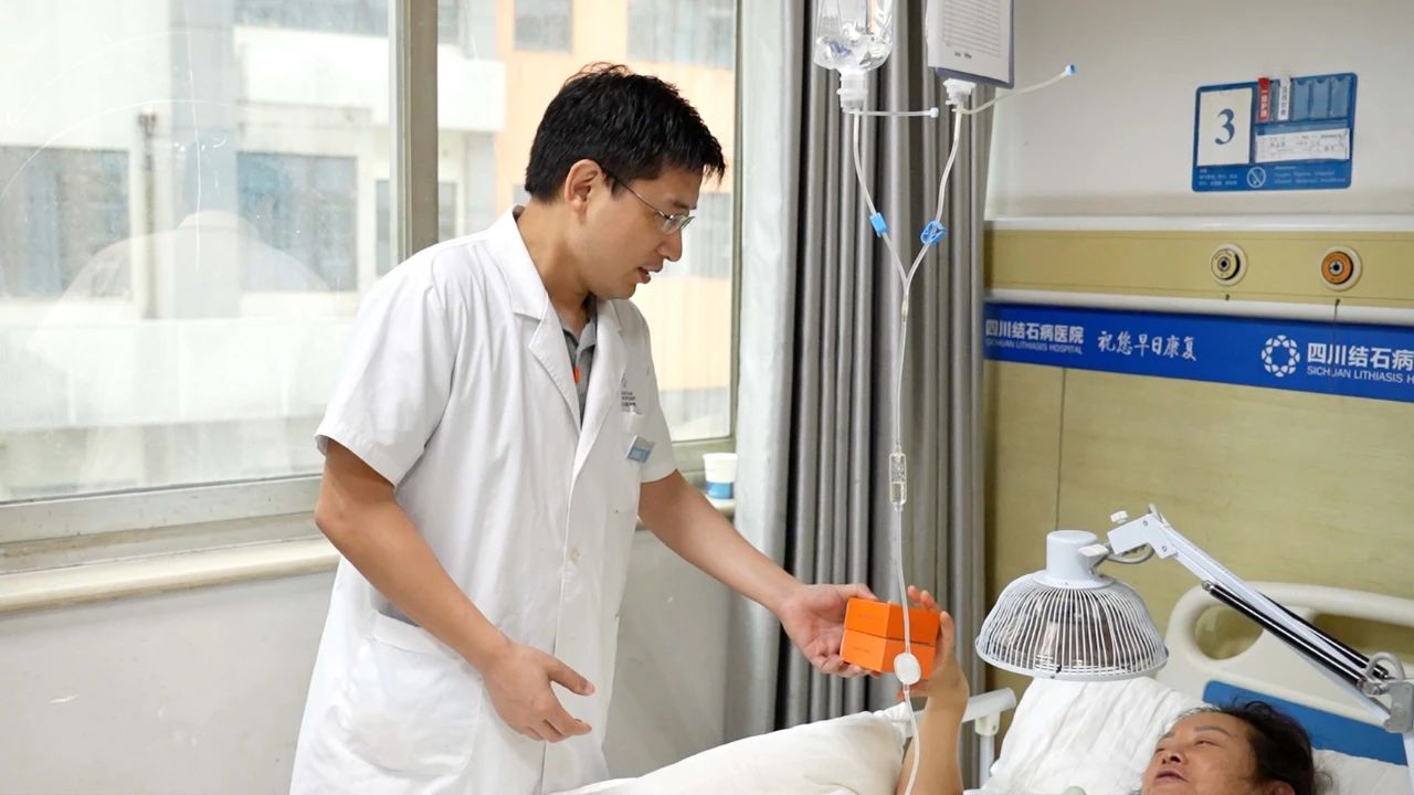 情满中秋,医患共度佳节:四川结石病医院暖心月饼送患者!(图6) 情满中秋,医患共度佳节:四川结石病医院暖心月饼送患者!(图6)