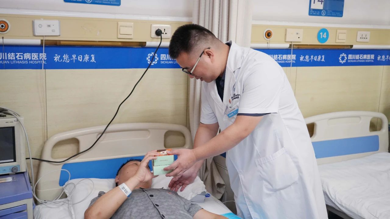 情满中秋,医患共度佳节:四川结石病医院暖心月饼送患者!(图7) 情满中秋,医患共度佳节:四川结石病医院暖心月饼送患者!(图7)