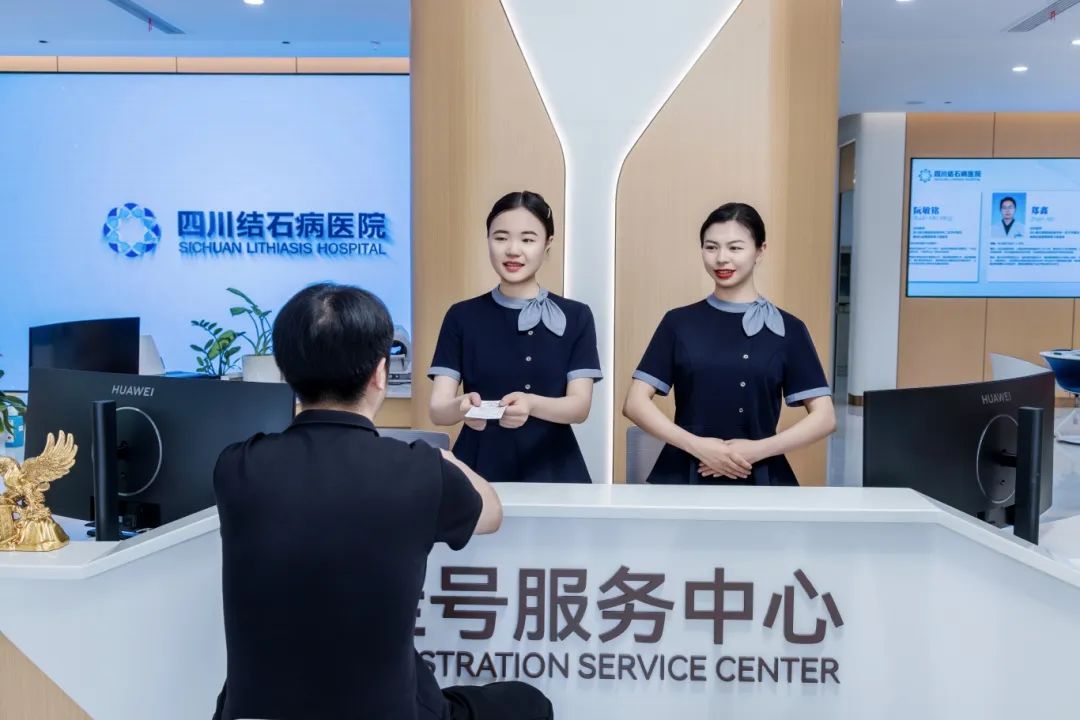  为持续提升医疗服务质量，全面推进医疗机构高质量发展，7月21日，成都市金牛区卫健局在区人民医院学术厅，召开了“医德医风整治工作部署会暨全区医政管理和监督执法工作会议”。作为依法行医的医疗机构代表，四(图2)