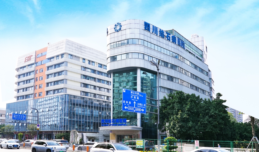 国庆聚餐后突发剧痛！成都女子保胆取出4厘米“鸽子蛋”结石【四川胆结石医院】(图3)