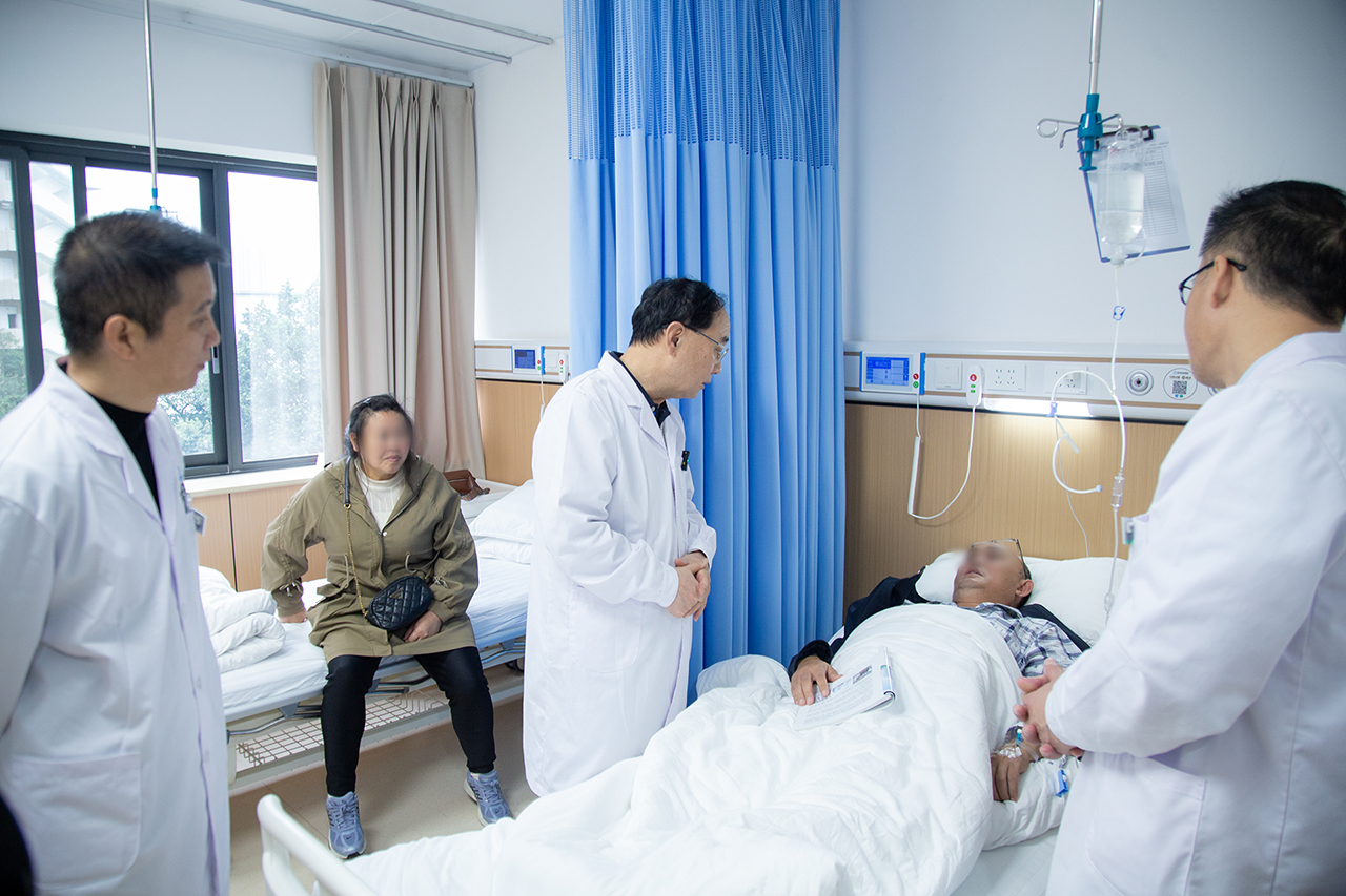 为“保胆”而来:北京国之名医刘京山教授再度来院,亲诊手术惠泽西南患者(图2) 为“保胆”而来:北京国之名医刘京山教授再度来院,亲诊手术惠泽西南患者(图2)