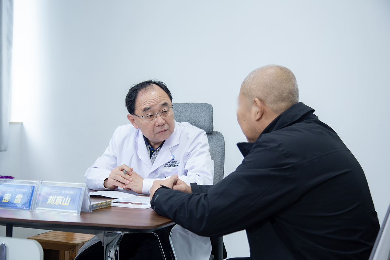 为“保胆”而来:北京国之名医刘京山教授再度来院,亲诊手术惠泽西南患者(图3) 为“保胆”而来:北京国之名医刘京山教授再度来院,亲诊手术惠泽西南患者(图3)